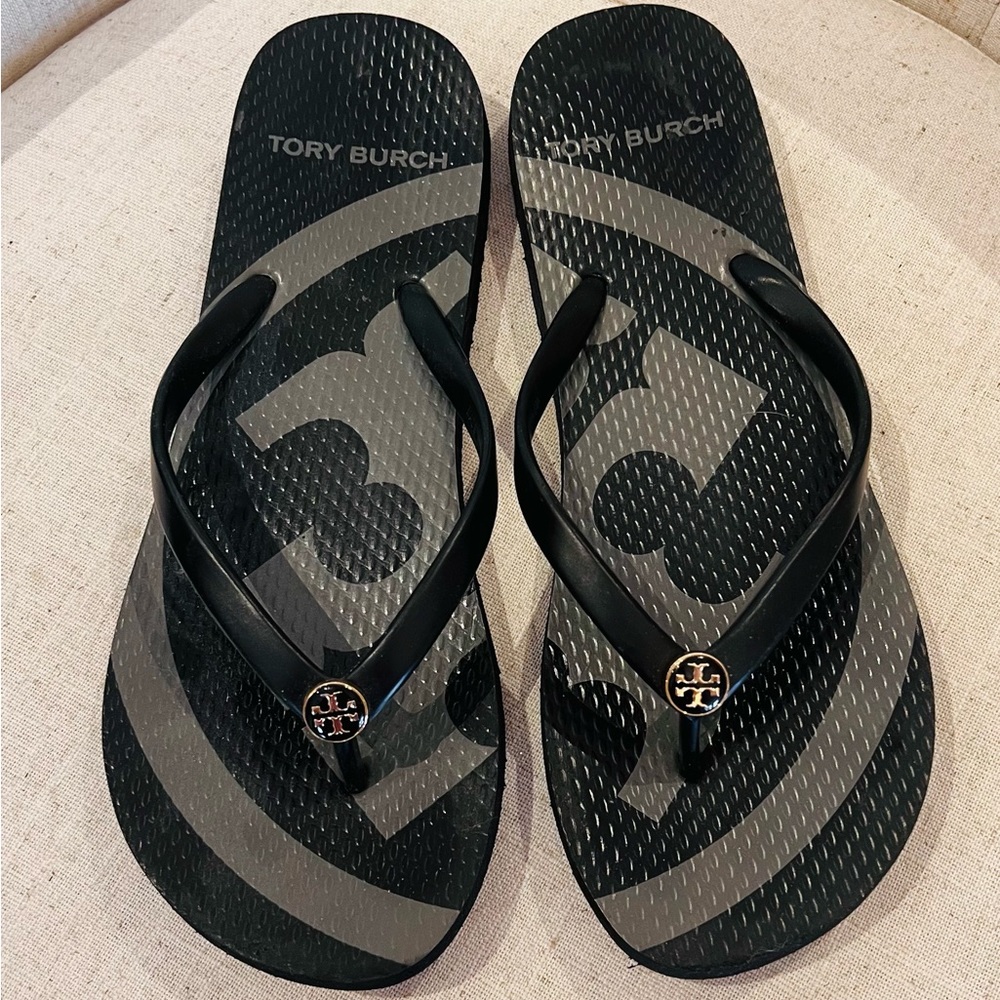 Tory Burch authentic flip flop sandals with gold emblem. Good condition.